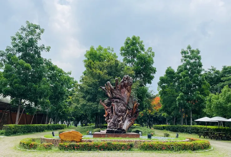 入園後首先映入眼簾的為這尊木雕品