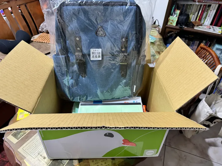 還附贈一個背包… 