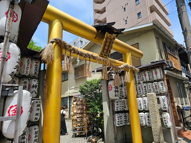 貼滿金箔的鐵製鳥居