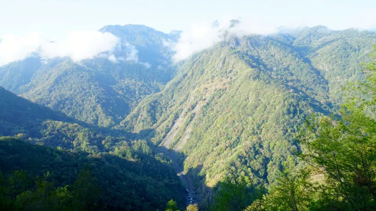 碎石坡對面青翠的山巒