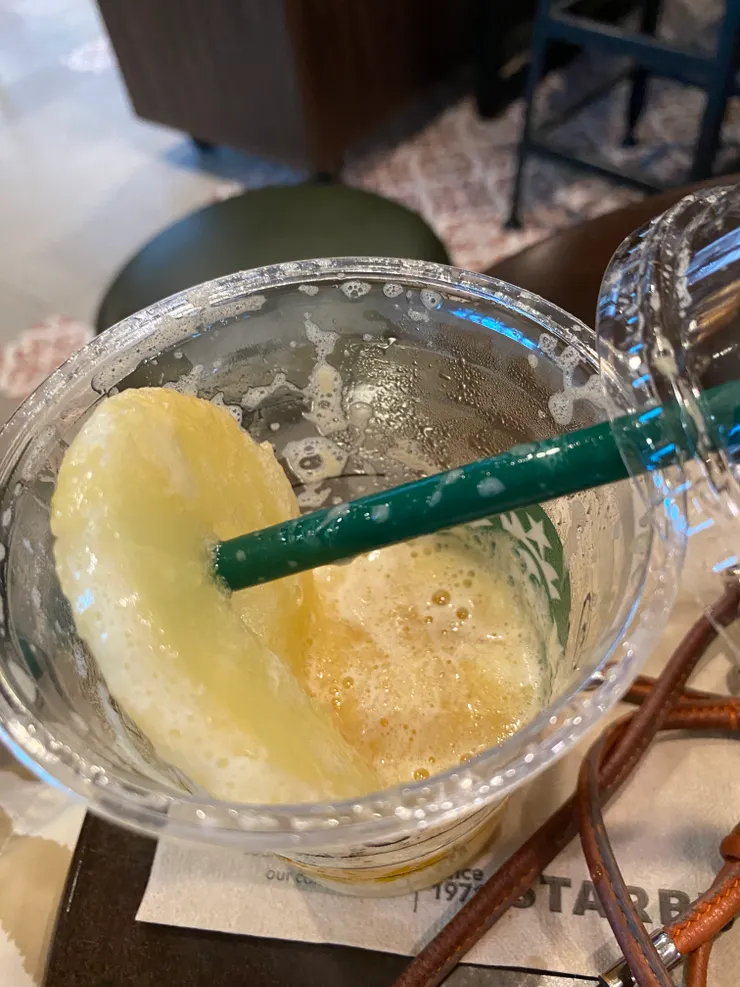 喝到底,就會看見鳳梨片。