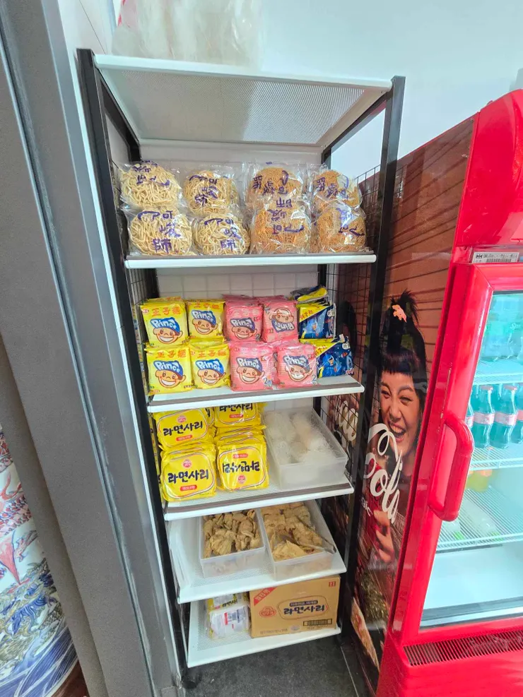 主食的部分除了白飯之外,還有意麵、雞絲麵、王子麵、科學麵、冬粉等等,豆皮也在這一區