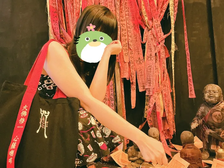 手抓著腳架遙控器 不然真想比手勢