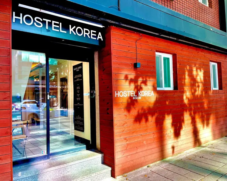 紅色大門-旁邊有密碼鎖