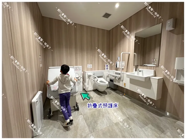 備有照護床的無障礙廁所才是真正無障礙。〔攝於日本〕