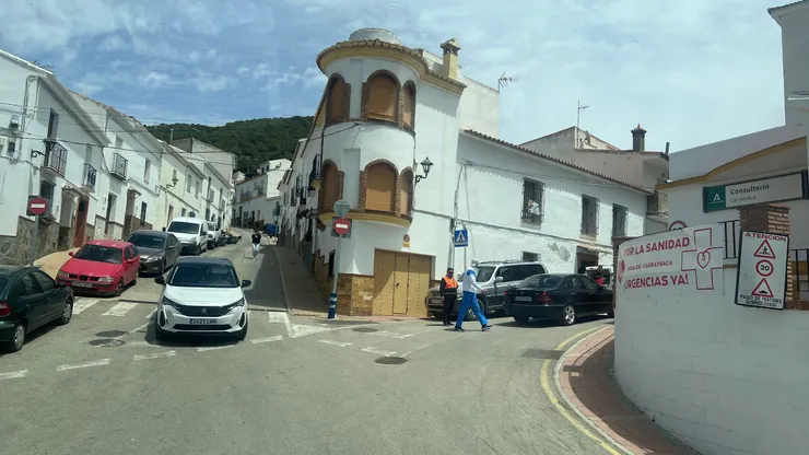 進入小鎮讓乘客上下車