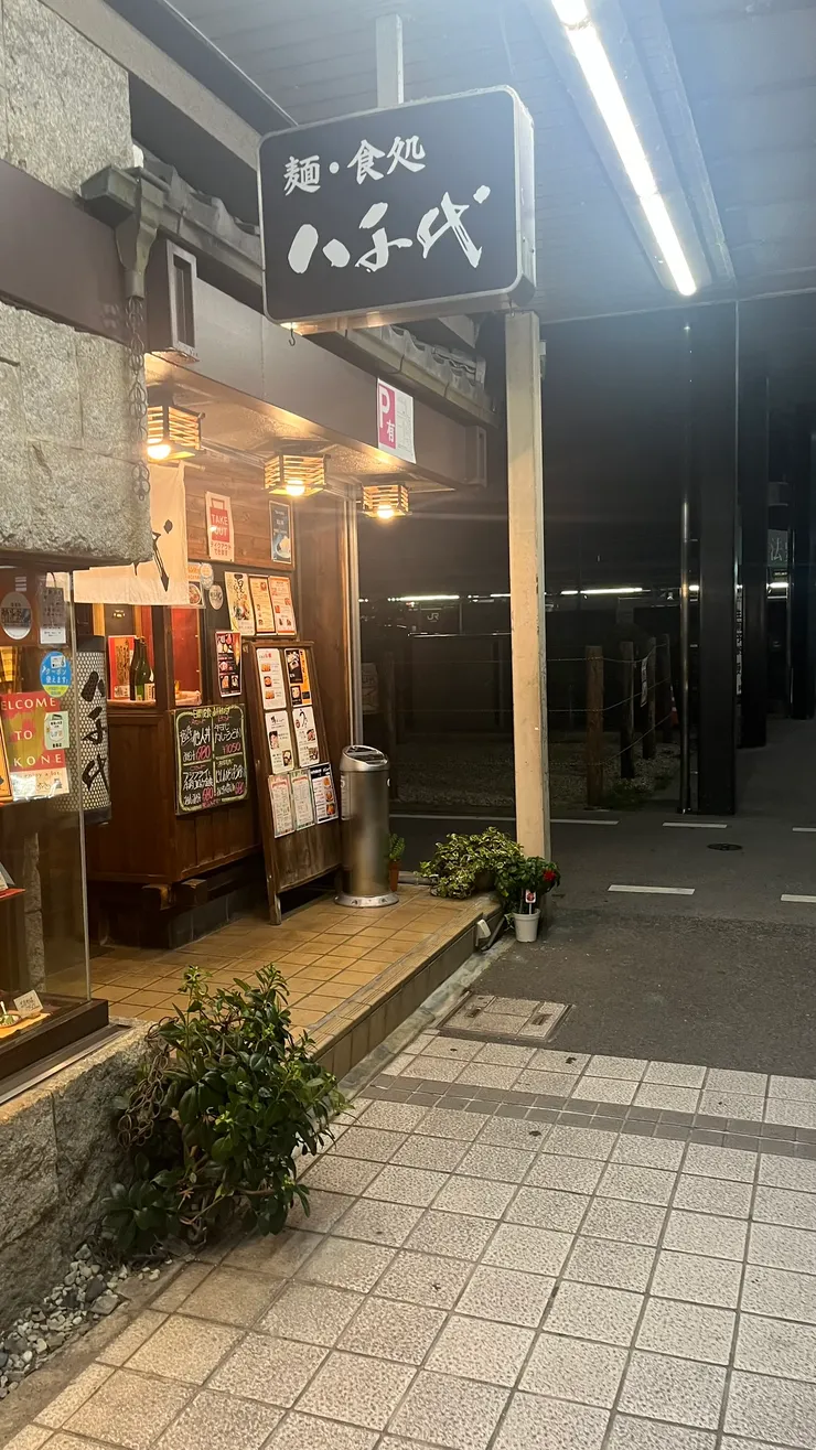 八千代就在車站前照顧著旅人。