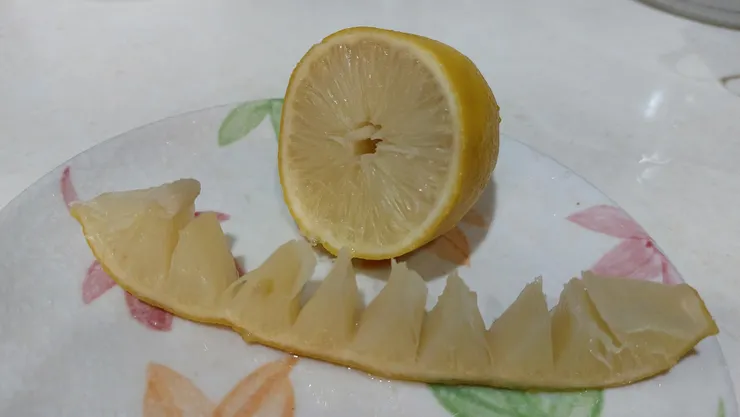切片展開，果肉如葡萄柚，可直接生吃
