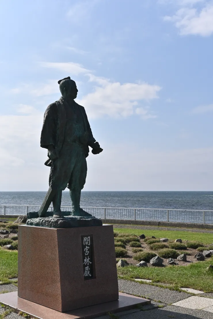 站在宗谷岬、望向庫頁島的間宮林藏像/攝影:NANA濕婦