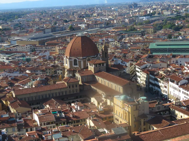 圓頂觀景台，居高俯下觀賞，北邊的佛羅倫斯聖老楞佐聖殿及梅第奇禮拜堂圓頂及中央市場