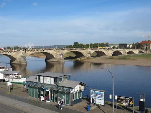 奧古斯都大橋橫跨易北河