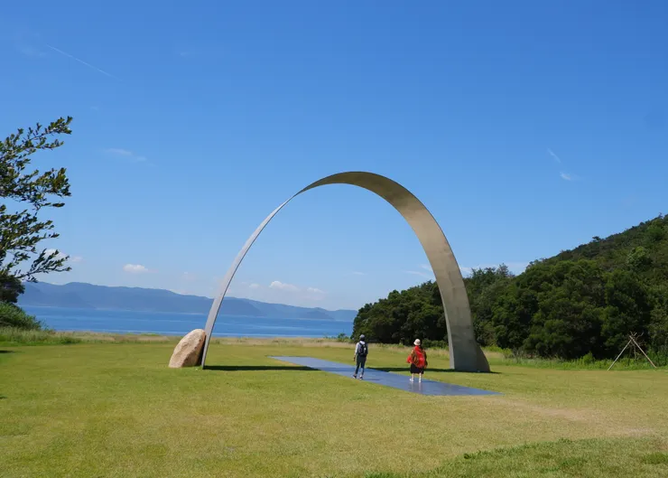 李禹煥，《關係項－拱門》，2019。