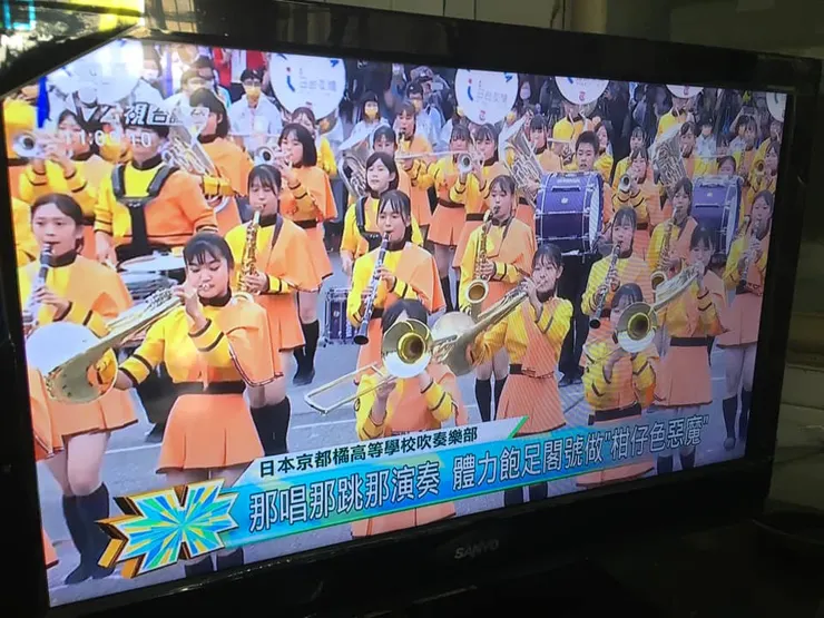 公視台語台將「オレンジの悪魔」翻譯為「柑仔色惡魔」(kam-á-sek ok-mô͘),有趣。