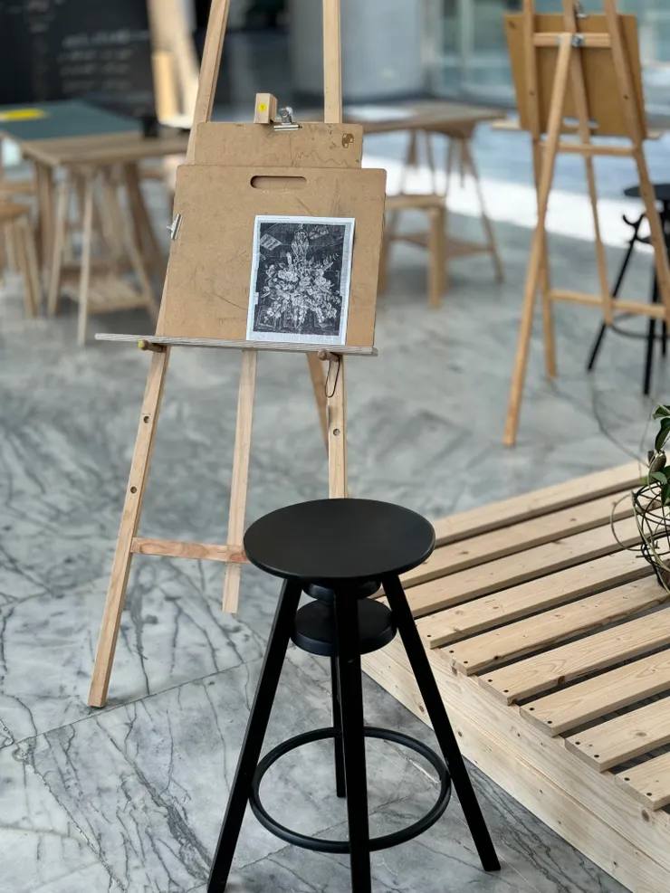 只要有空位就能坐下來畫畫