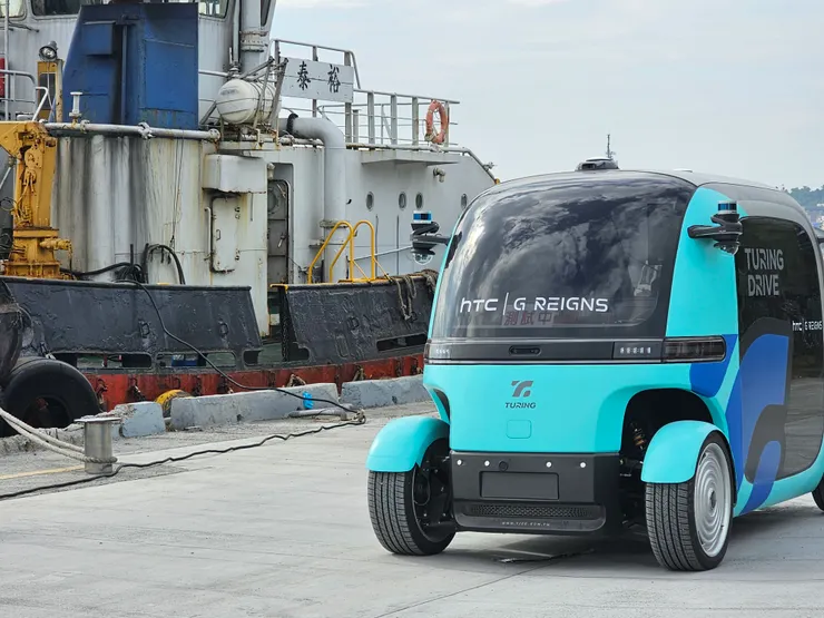 原來是正在測試中的自駕接駁車,期待之後有機會搭乘