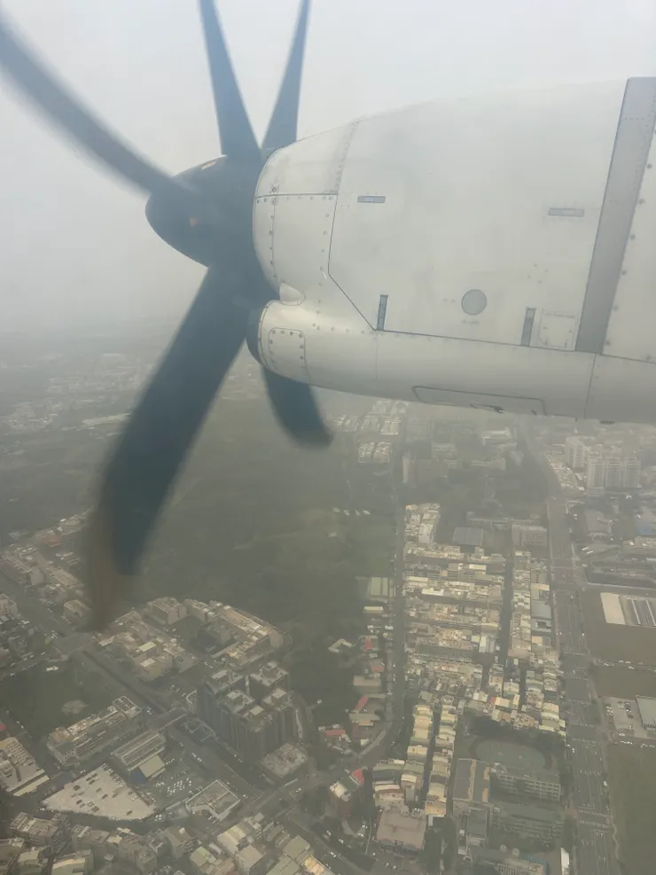 能見度很低的小港上空