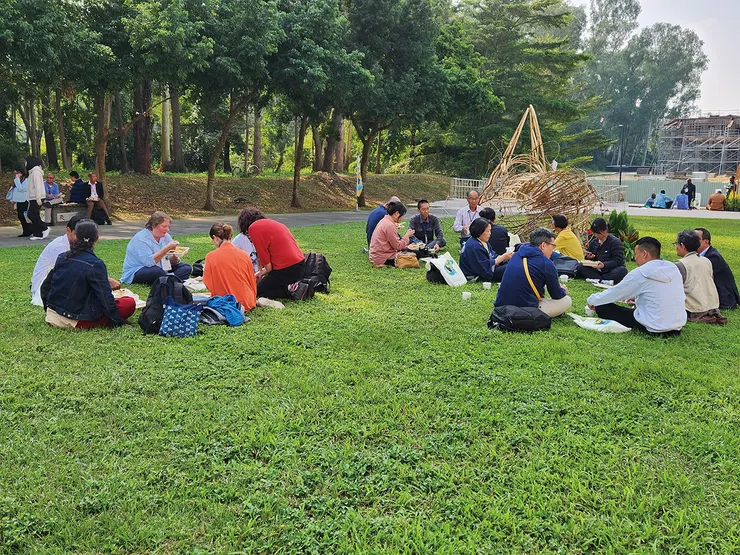 ▲中場休息時在草皮上悠閒的有機與會者。