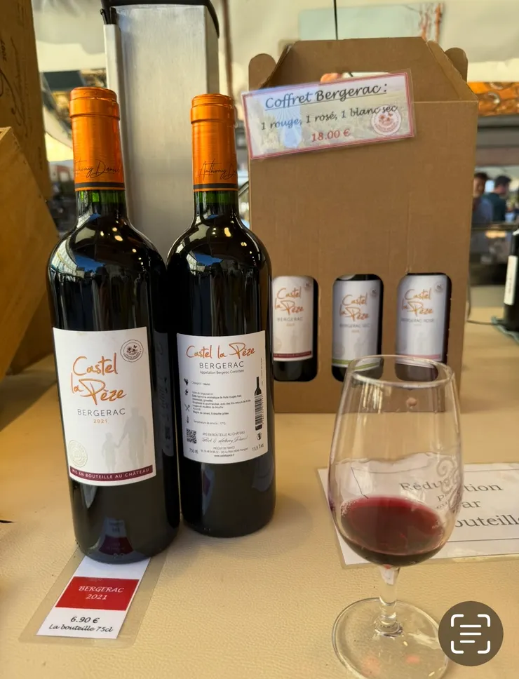 紅酒可以試喝，而且是給玻璃杯試喝，滿滿的誠意