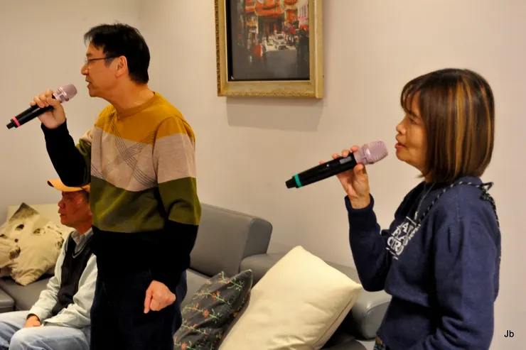 【部份酩友到地下室K歌】