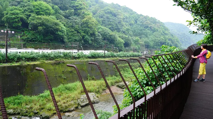 新舊鐵道分別在基隆河的兩側