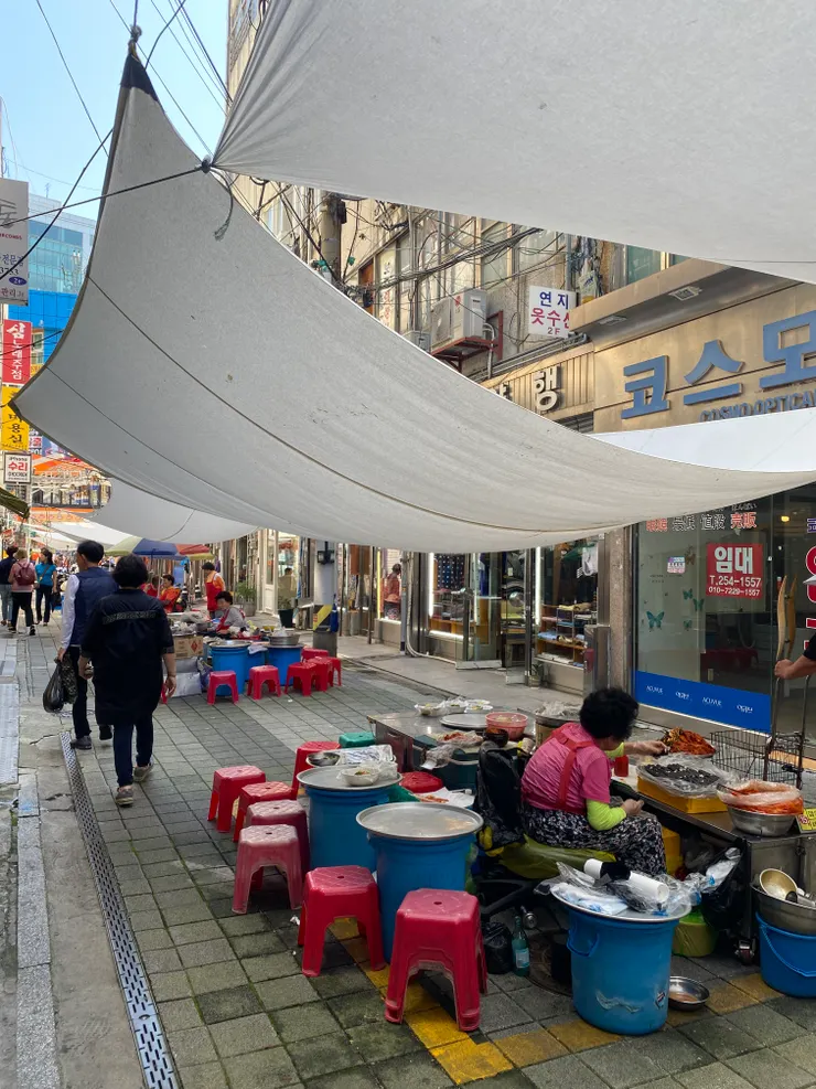 路中央賣涼麵的阿珠媽