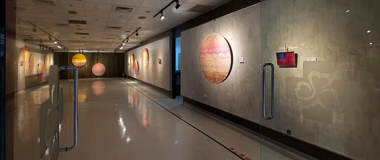 積吶虹光，〈青天白日滿地「虹」心球〉，2019年，壓克力顏料、紙，單顆120 X 120 cm。