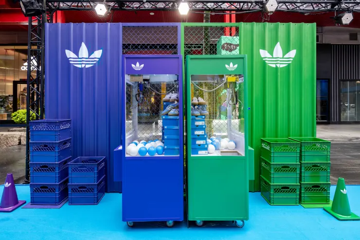 酷玩紫綠玩色遊戲區。（圖／adidas Originals提供）