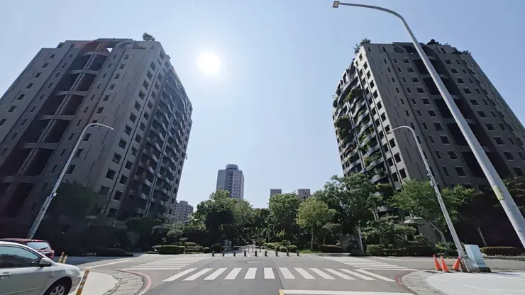 龍寶在烏日高鐵特區的愉臻邸及悅臻邸，幾小時內被預售一空，當初 (10年前)烏日高鐵一坪20萬就已經是當初最高價