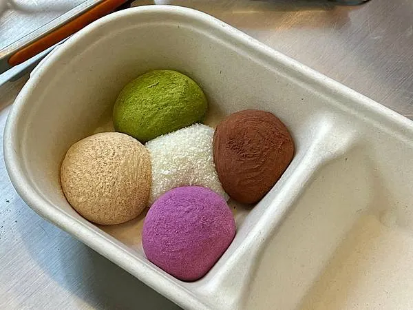 *(淡水美食)七小妞沾醬麻糬~抹茶沾醬、紫薯沾醬、豆乳沾醬~