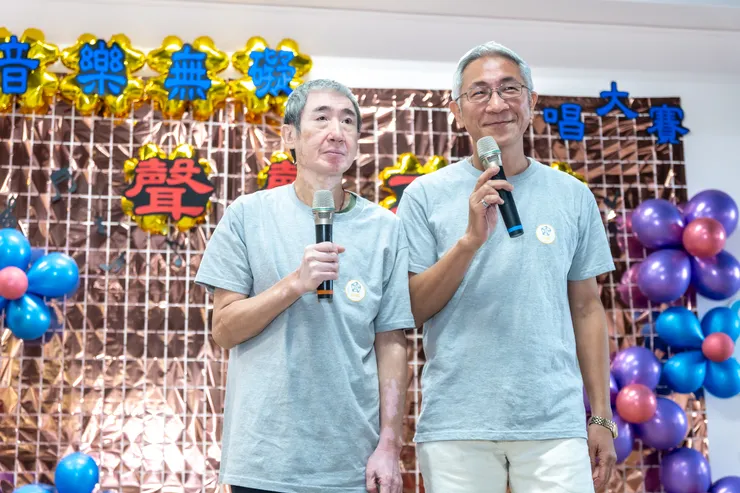 弟弟(右)陪著哥哥登台演出，機會難得。