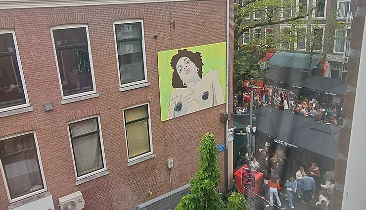 房間外熱鬧的音樂開趴...青旅老闆熱情跟我說明情況...我才明白一路上的瘋狂...問我要不要臉上畫國旗同慶