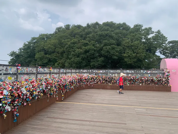 好多許願的鎖。