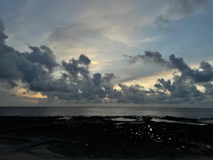 深沉的雲朵和清爽的藍，也算不徹底的日出吧。