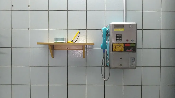 圖示：台灣新北三重戶政事務所瓷磚牆上的公共電話。圖片來源為張居隱：https://tw.pixtastock.com/photo/108714812