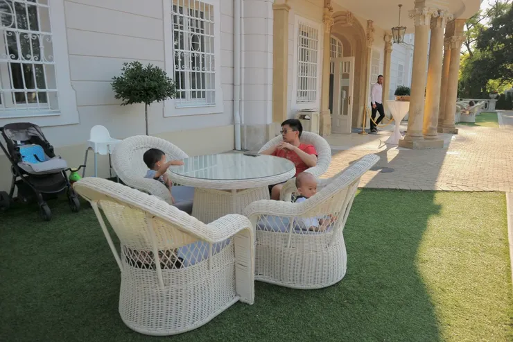 餐廳有分室內與戶外，來歐洲當然就要入境隨俗，選擇戶外座位啦！