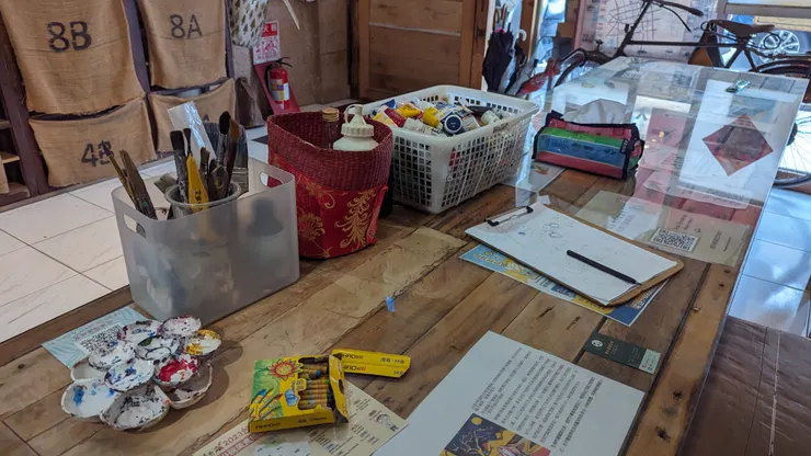 準備作畫材料中。