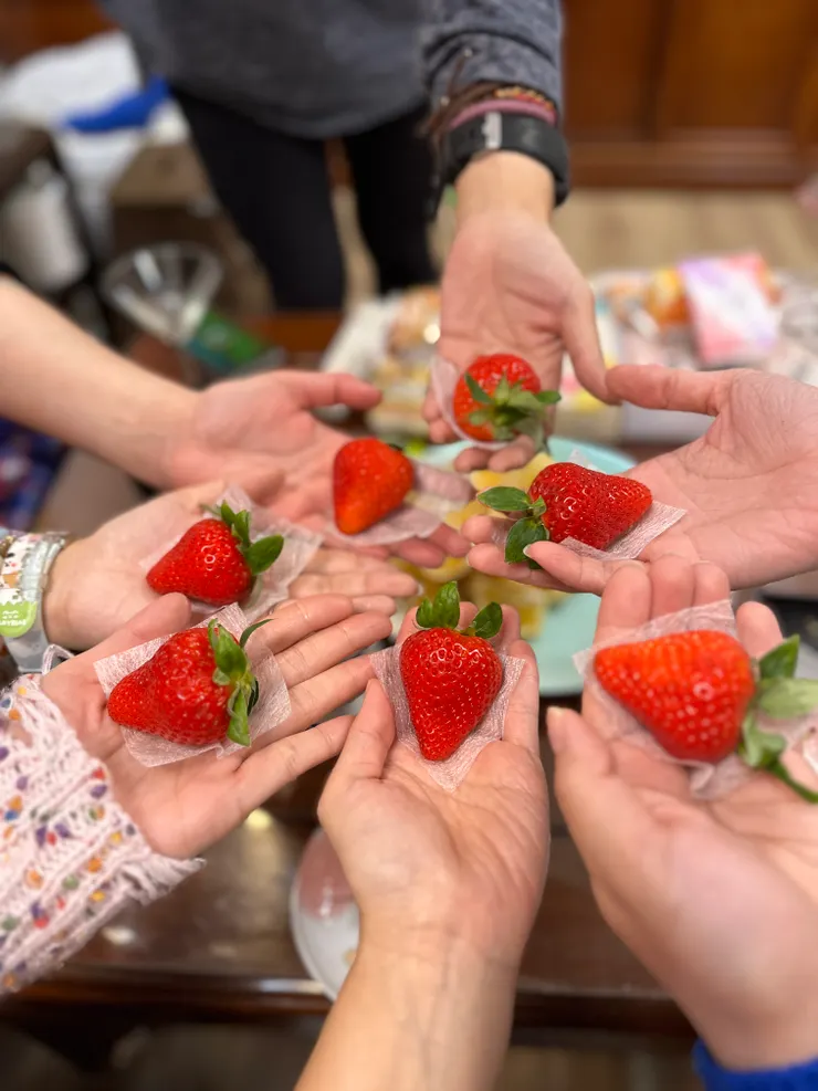 跟這群我很珍惜的朋友們一起吃草莓。