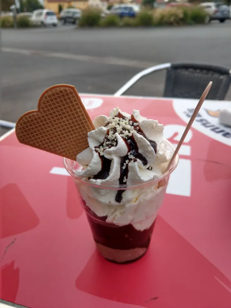 可選三種口味冰淇淋球的聖代，7€