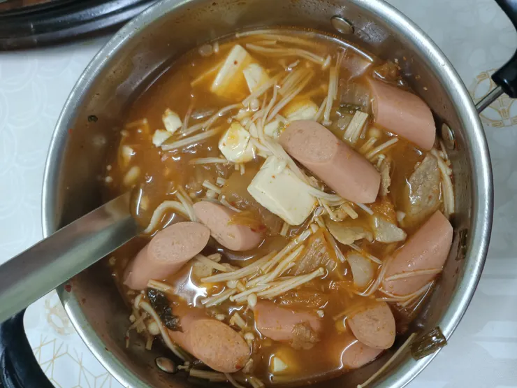 妹妹煮的,泡菜鍋!辣啊!但好吃