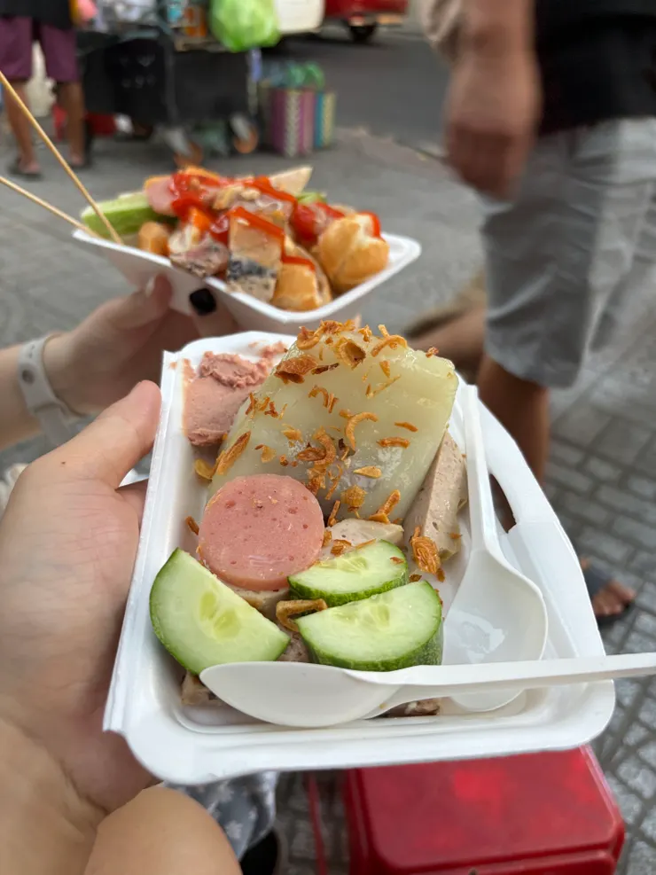 切碎的 banh mi 及 banh gio (有點類似碗粿，裡面包的是豬肉末及香菇）