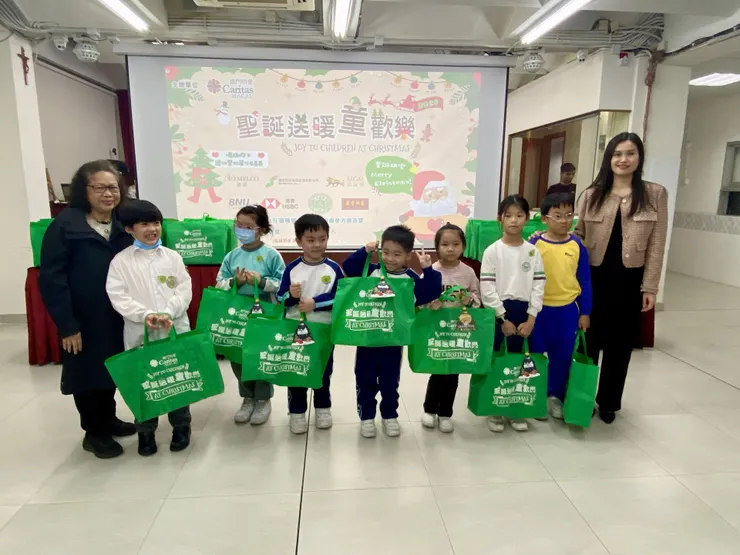贈送聖誕禮物給兒童