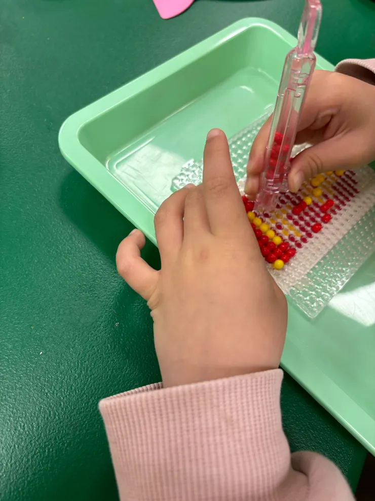 類似拼豆的手作課，但是難度更高，非常有趣