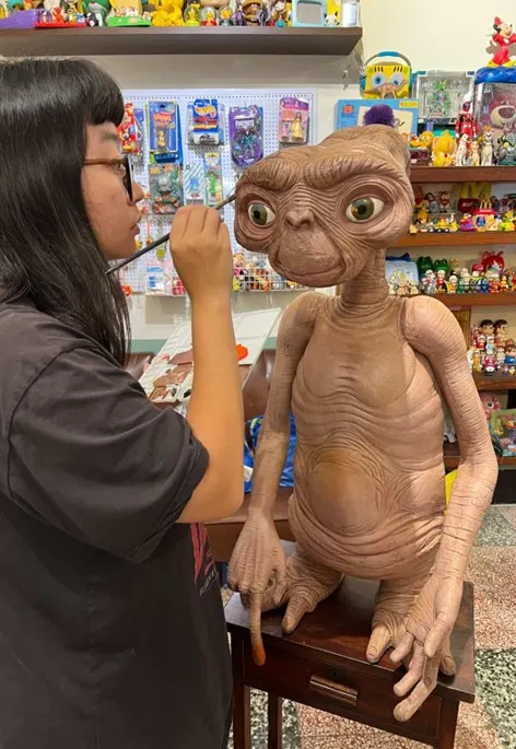 ▲修復工作大抵完成後,蕭鈺臻正在為 ET 上色、補妝。攝影:金花提供