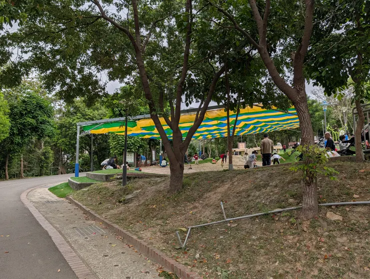 爬完上坡可以看到玩沙池
