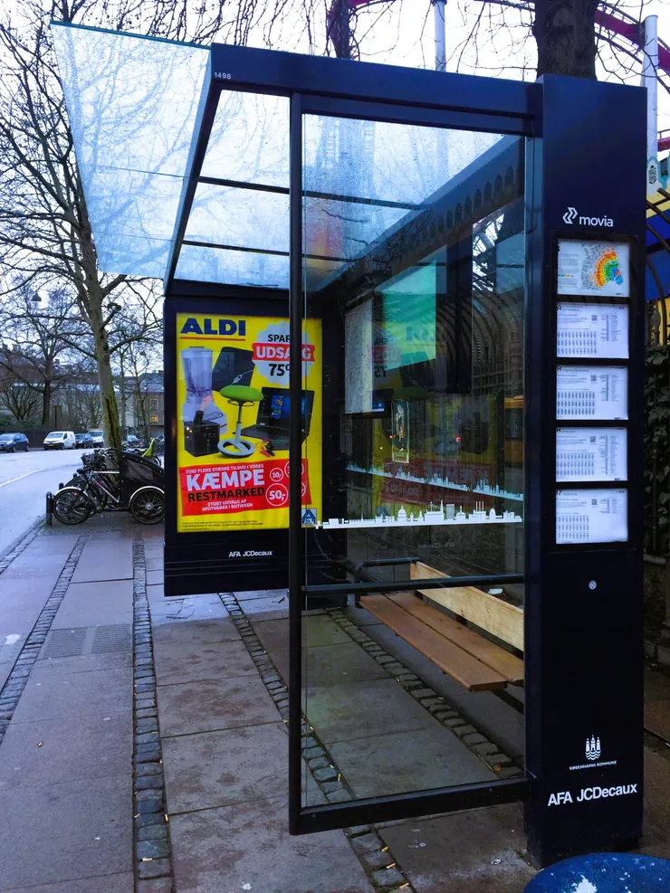 候車亭，清晨五點。 世界剛換班。 光從玻璃縫裡滲進來， 她和城市，都在學習甦醒。