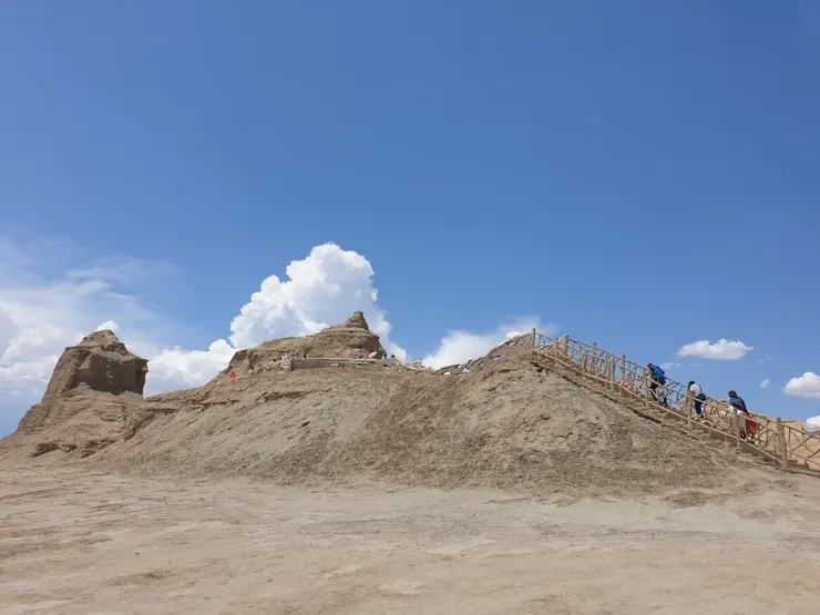 還有棧木樓梯爬上高處，可遠眺整個地景
