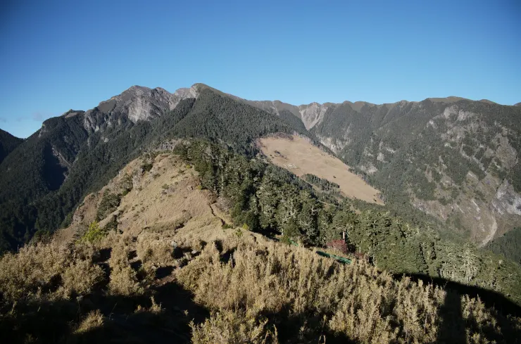 日出的光線,為百年經典的雪東眺雪主聖稜視角,帶來令人屏息的清透與美。