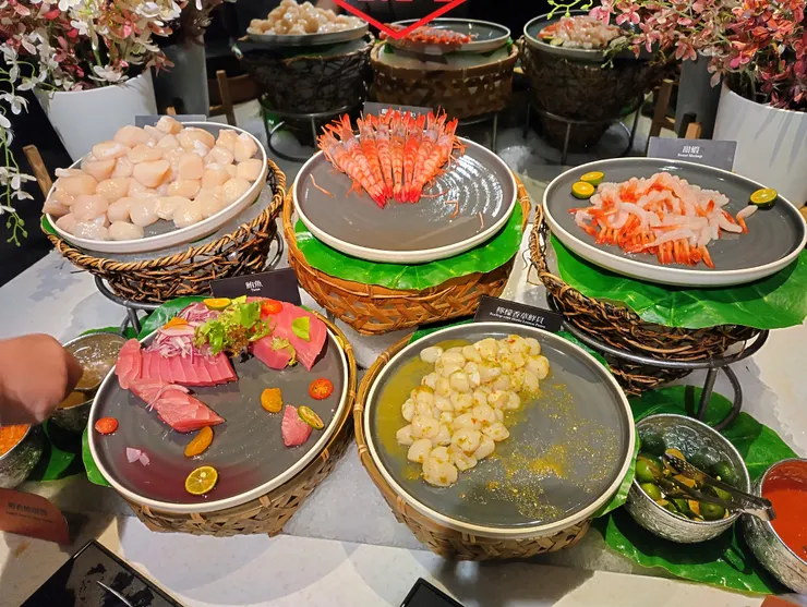 生食級干貝 & 葡萄蝦 & 甜蝦 & 鮪魚 &檸檬香草鮮貝