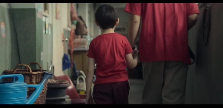 小小的李強勳牽上了李才滿的大手。( Source : Disney + )