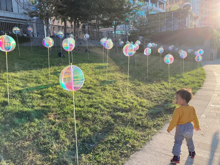 風一吹，這些球狀風車就會發出彩光喔！